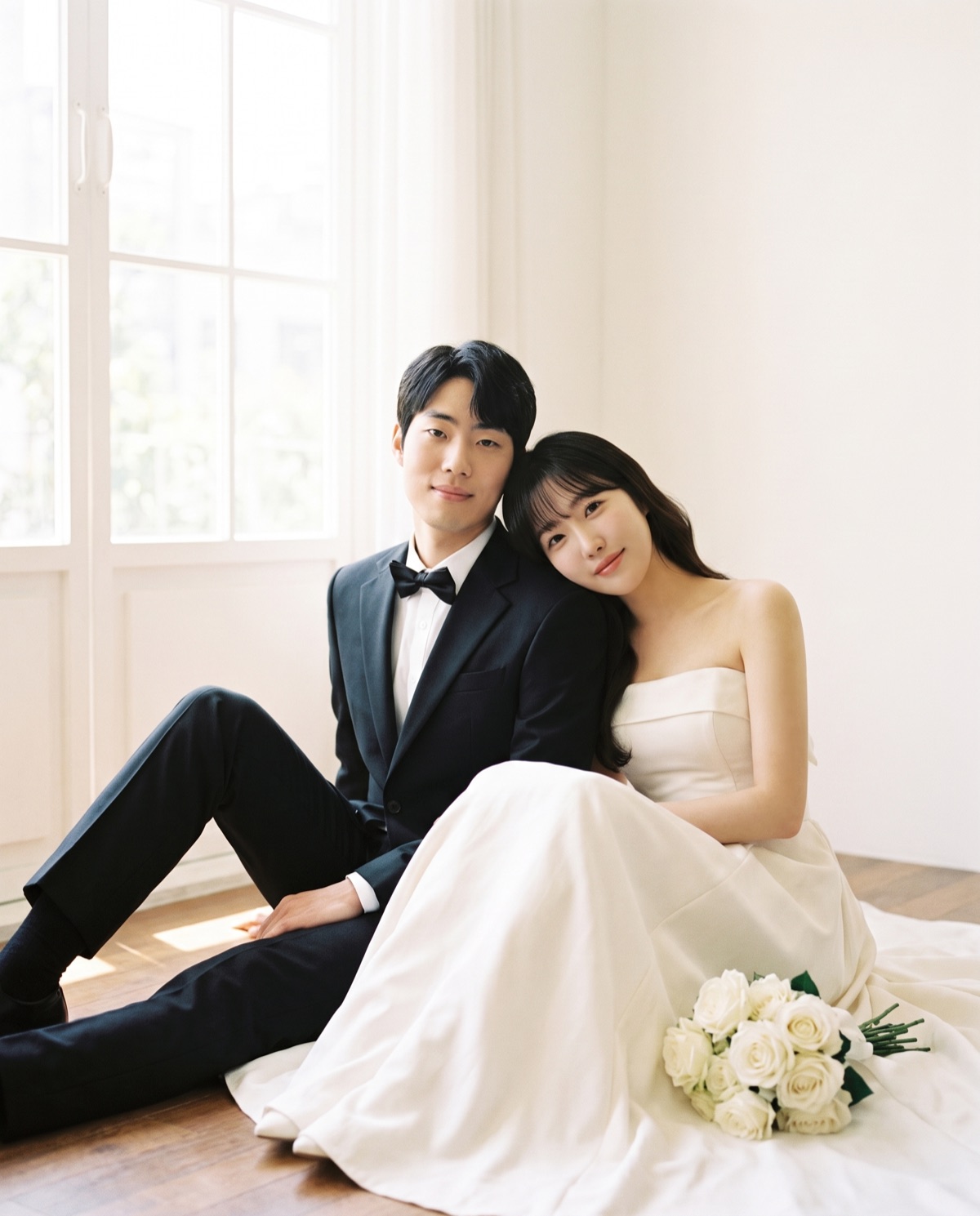 창가 아래 앉아 어깨에 기댄 두 사람