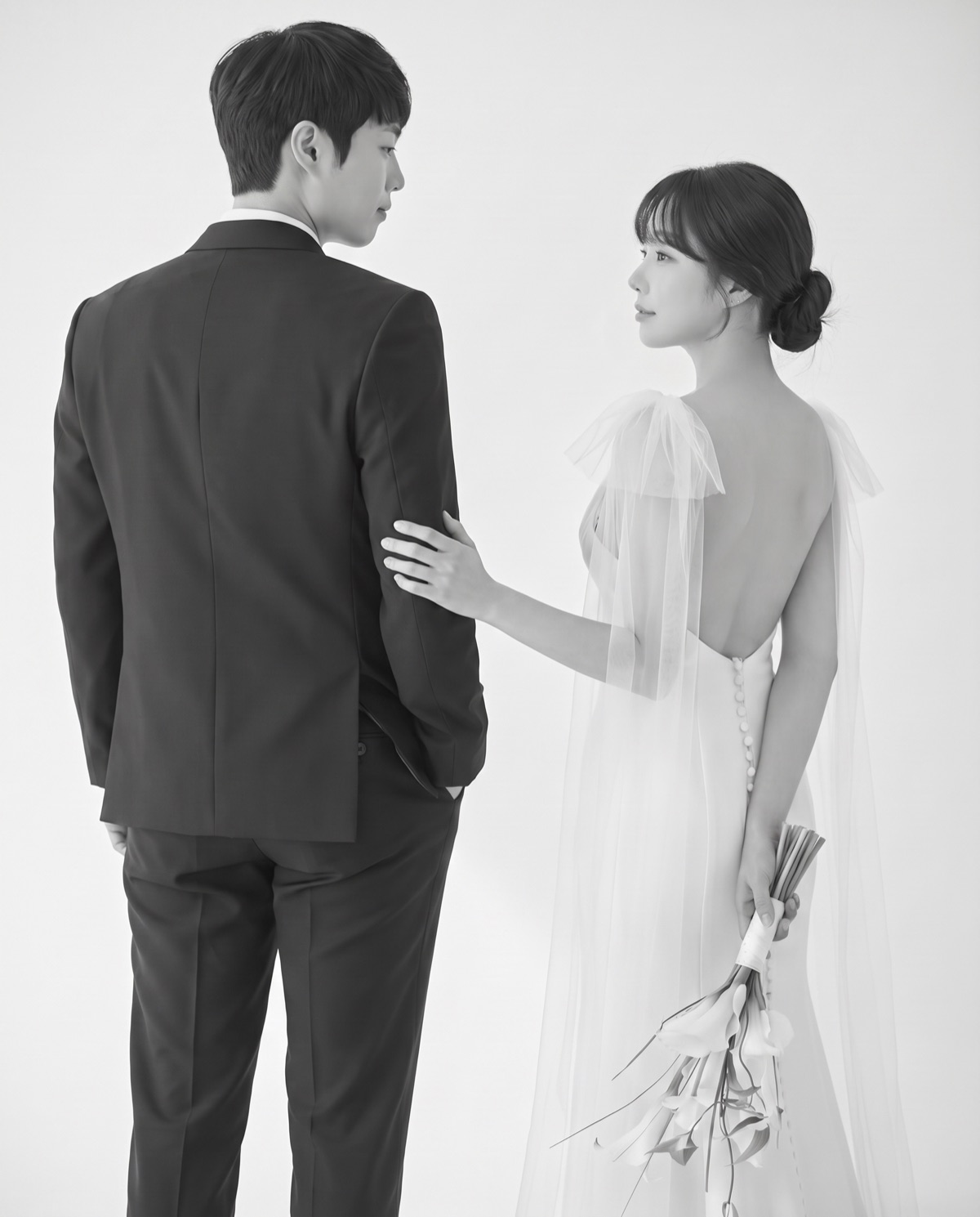 흑백 사진 속 뒤돌아 선 신랑 배상민과 신부 조규희