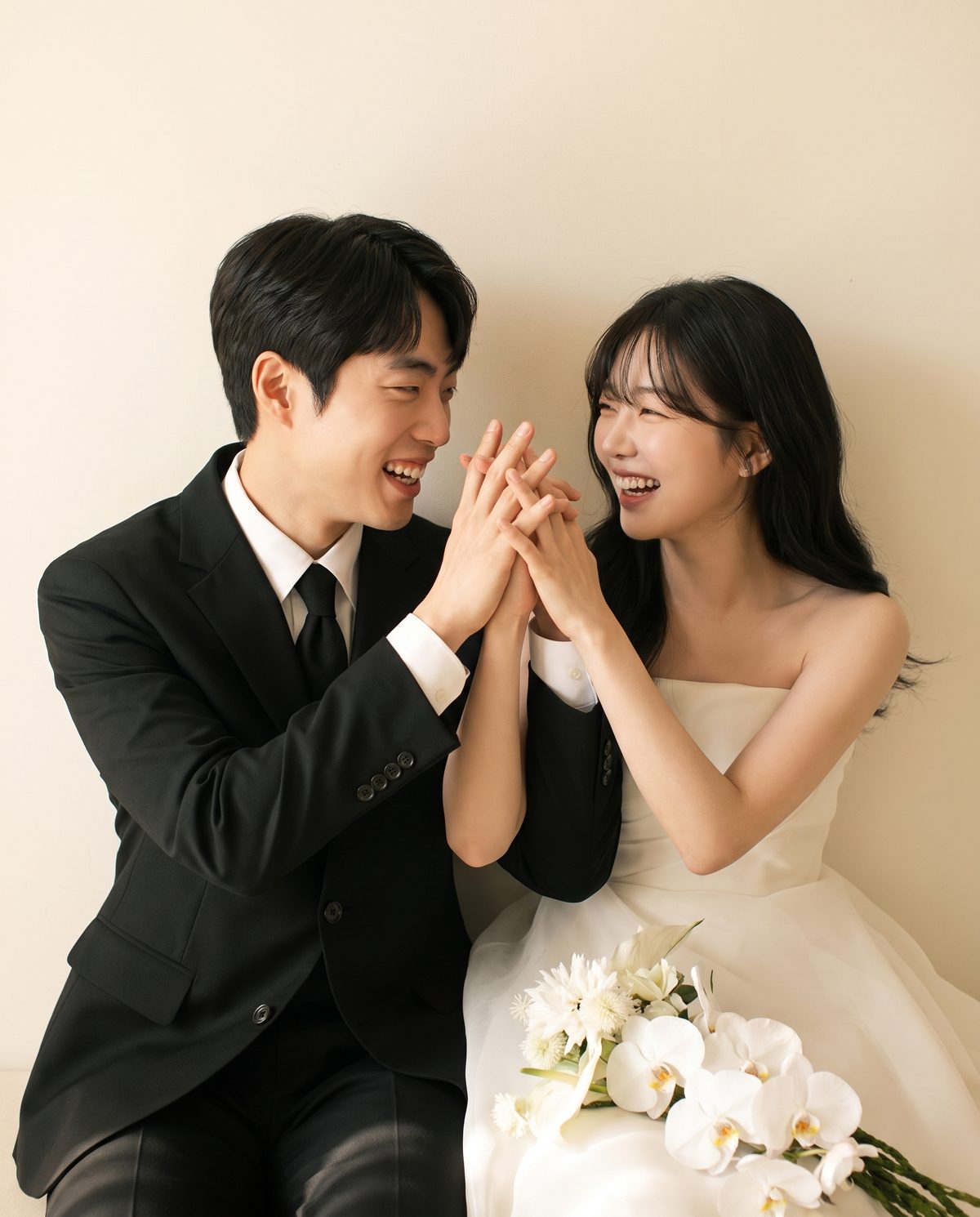 마주 보며 환하게 웃는 두 사람