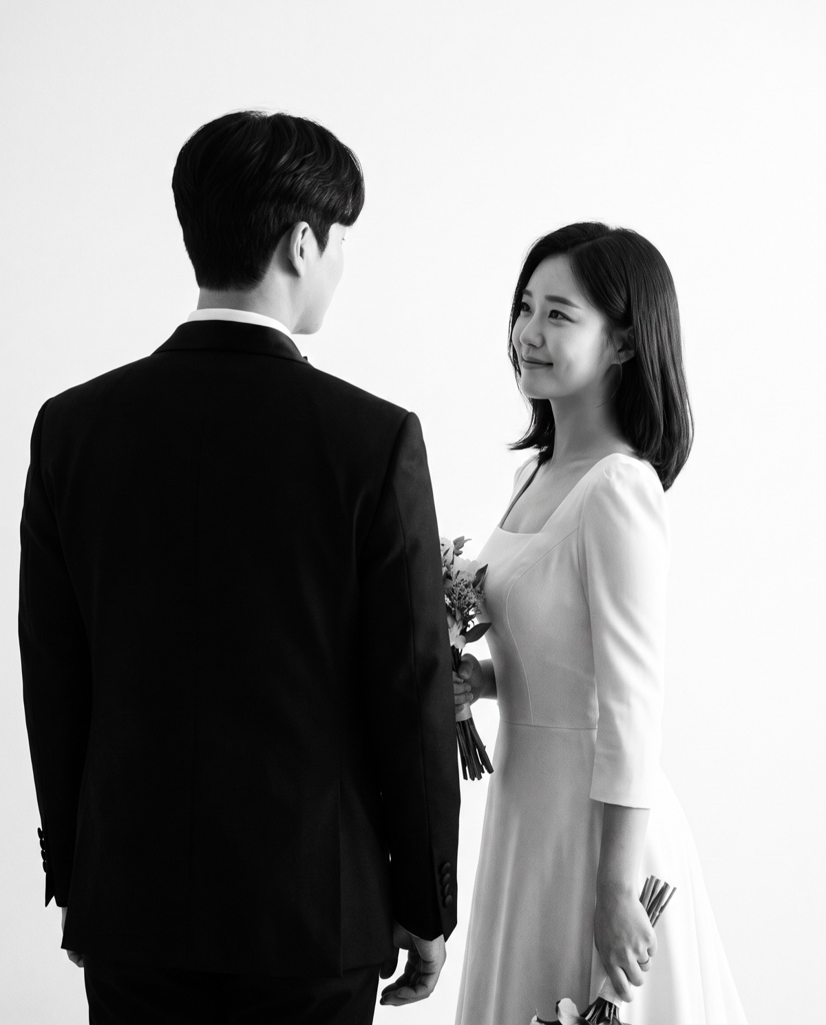 흑백 사진 속 도윤과 서연